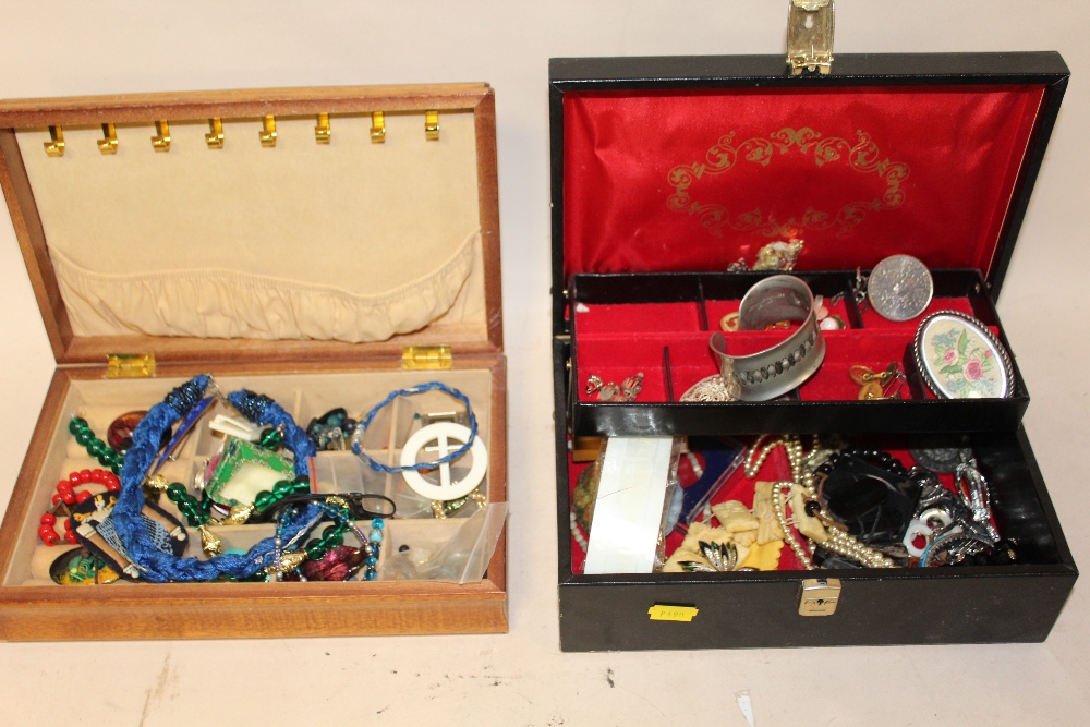 TWO JEWELLERY BOXES CONTAINING COSTUME JEWELLERY TO INCLUDE A DANISH PEWTER BANGLE, VINTAGE BROOCHES