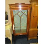 A REPRODUCTION MAHOGANY INLAID SMALL DISPLAY CABINET IN THE SHERATON STYLE H-148 W-61 CM