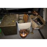 A QUANTITY OF ASSORTED METALWARE TO INCLUDE SILVER PLATE, BRASS TRIVET, AND COPPER KETTLE