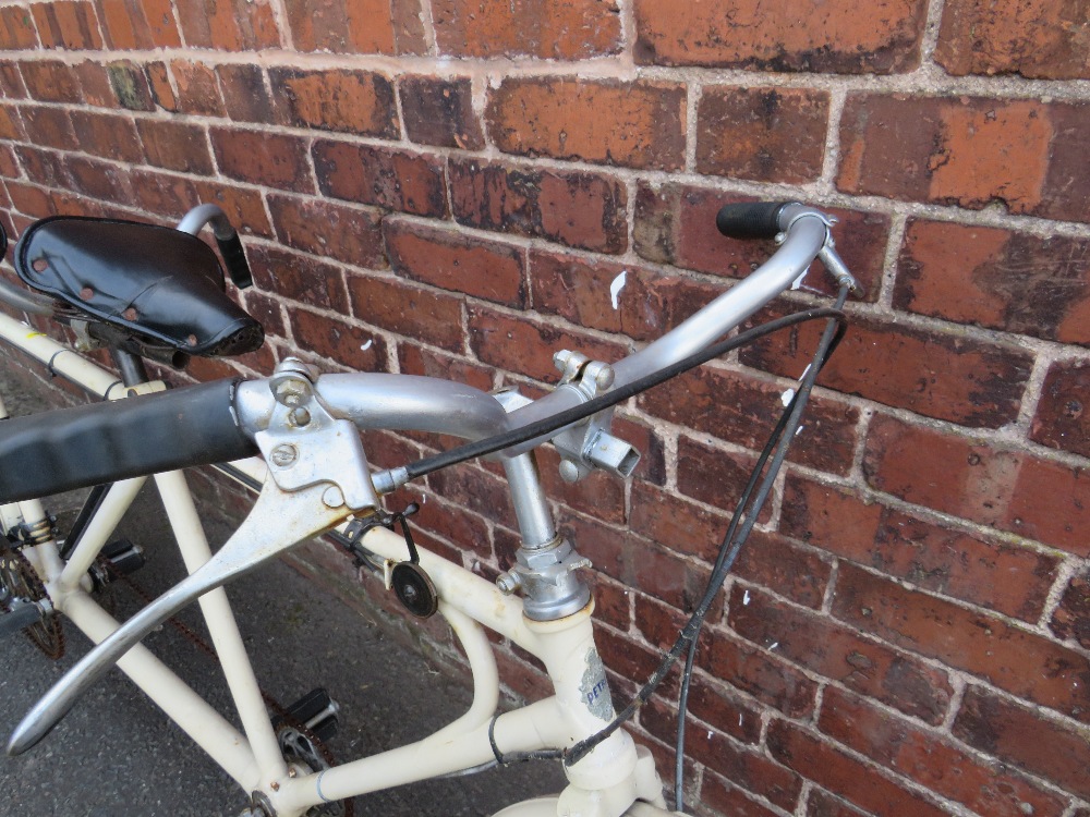 AN EARLY TO MID 20TH CENTURY VINTAGE 'PETREL' TANDEM BICYCLE, with cream coachwork - Image 3 of 10