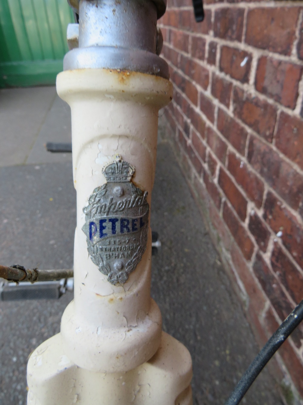AN EARLY TO MID 20TH CENTURY VINTAGE 'PETREL' TANDEM BICYCLE, with cream coachwork - Image 5 of 10