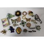 A SELECTION OF VINTAGE BROOCHES TO INCLUDE AN EASTERN STYLE SILVER AND ENAMEL EXAMPLE, BEE SHAPED