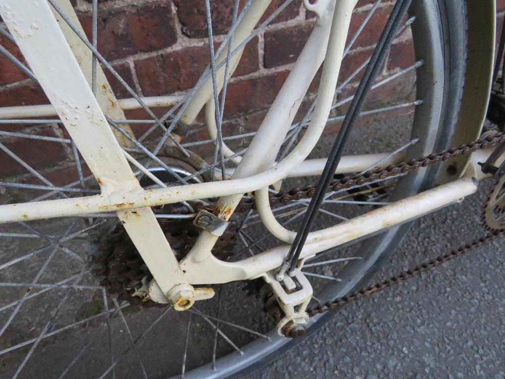 AN EARLY TO MID 20TH CENTURY VINTAGE 'PETREL' TANDEM BICYCLE, with cream coachwork - Image 7 of 10