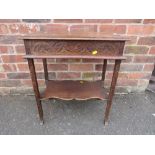 A SMALL ANTIQUE CARVED OAK SIDE TABLE WITH SINGLE DRAWER H-66 W-59 CM