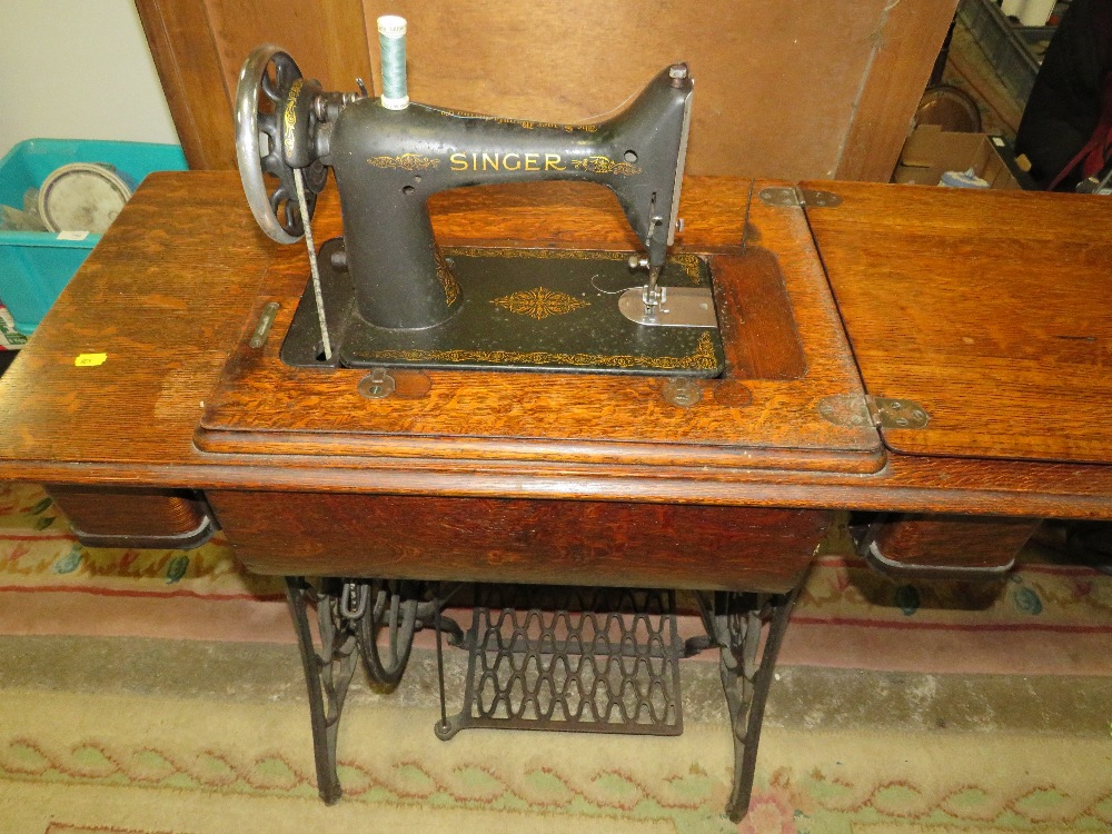 AN OAK AND CAST SINGER TREADLE SEWING MACHINE - Image 2 of 5