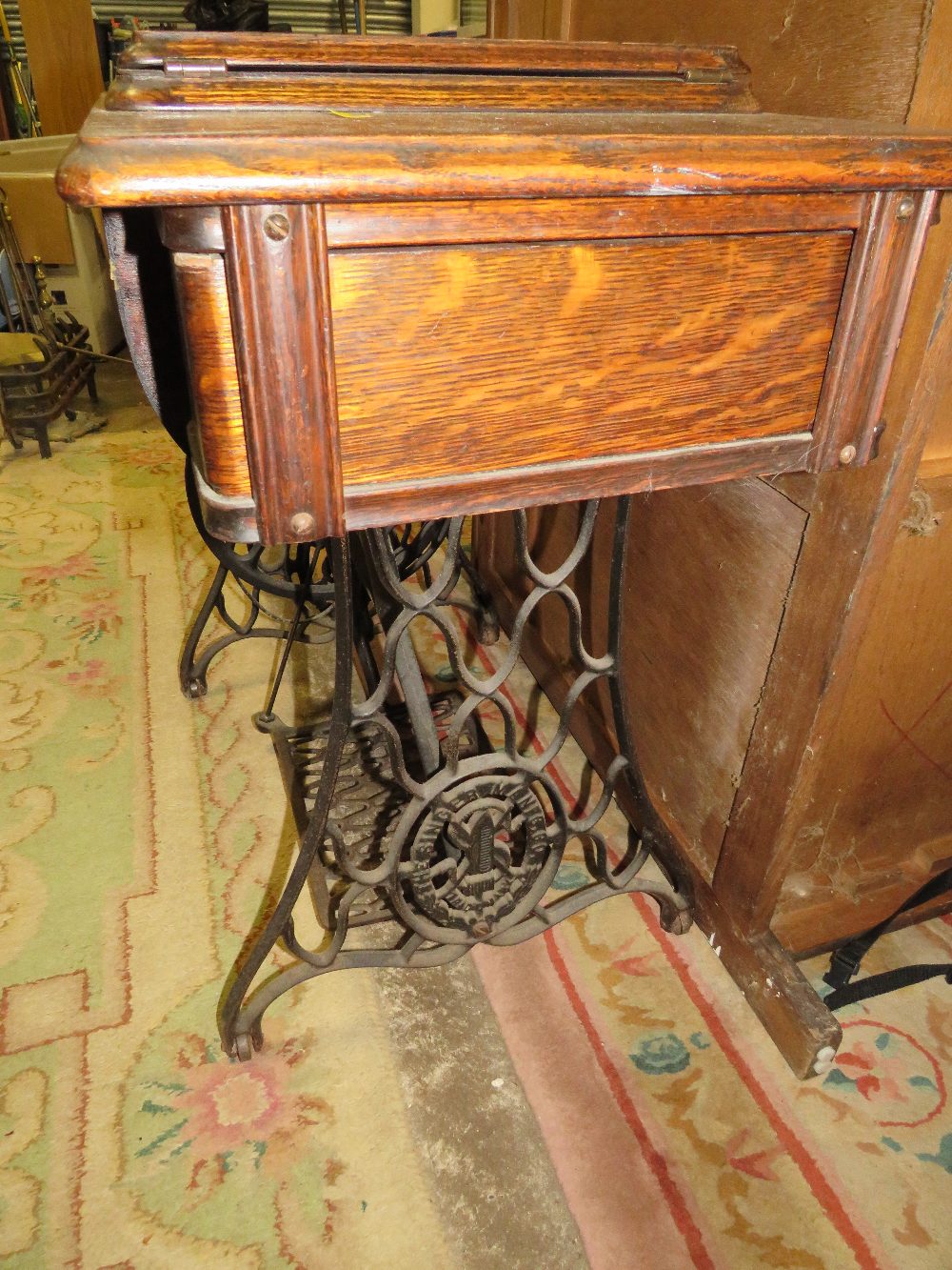 AN OAK AND CAST SINGER TREADLE SEWING MACHINE - Image 5 of 5