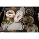 A TRAY OF CERAMIC CABINET PLATES TO INCLUDE A HAND PAINTED ANTIQUE COALPORT EXAMPLE, WEDGWOOD ETC.
