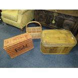 A COLLECTION OF ASSORTED WICKER AND BASKET WARE TO INCLUDE A FORTNUM & MASON HAMPER BASKET (4)