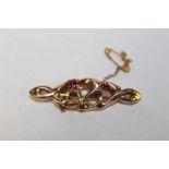 A FLORAL DESIGN 9CT GOLD GEM SET BAR BROOCH APPROX WEIGHT - 2.2G