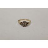 A HALLMARKED 9 CARAT GOLD FLORAL CLUSTER RING, APPROX WEIGHT 1.9G, RING SIZE O