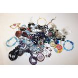 A BAG OF ASSORTED COSTUME JEWELLERY TO INCLUDE NECKLACES AND BRACELETS