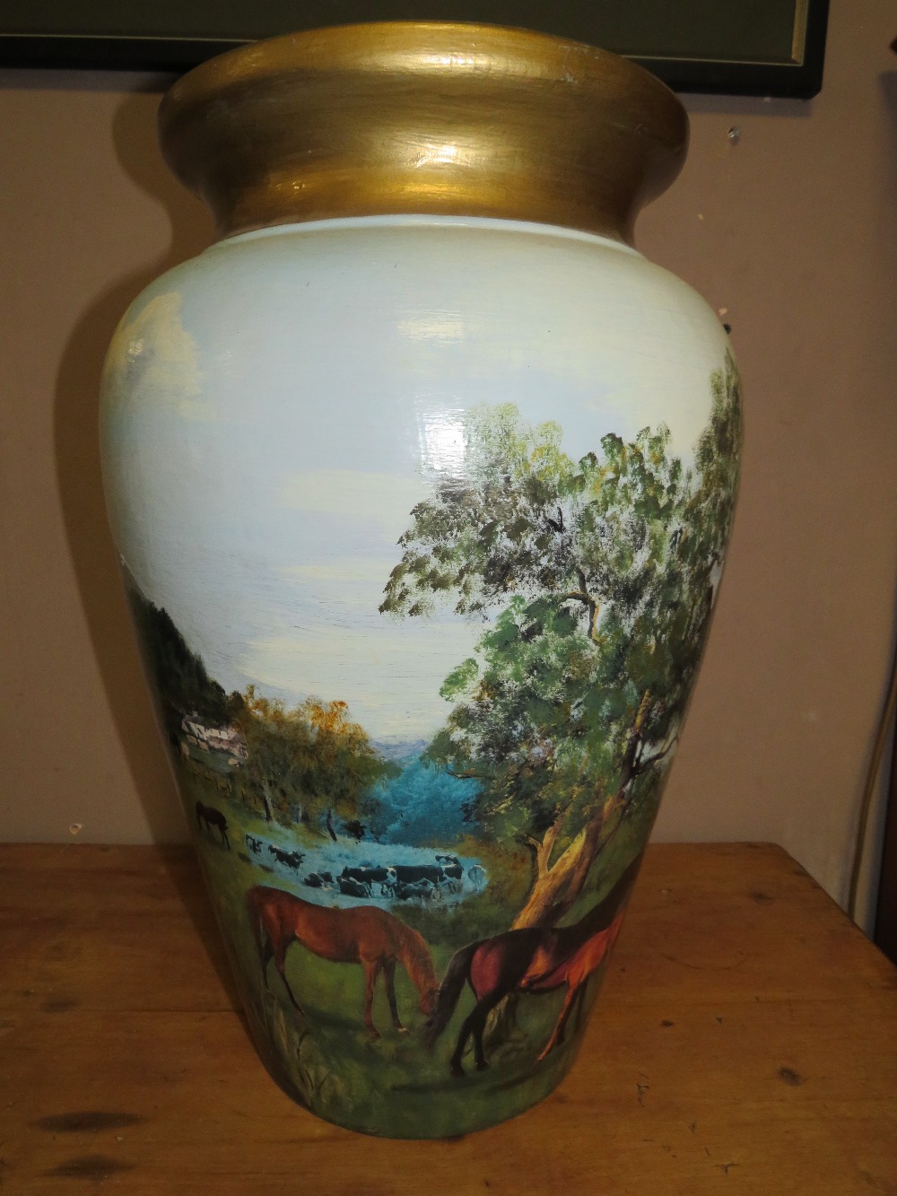 A LARGE HAND PAINTED CONTEMPORARY BALUSTER VASE DECORATED WITH HORSES, H 49 cm - Image 3 of 4