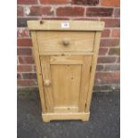 A SMALL ANTIQUE PINE BEDSIDE CUPBOARD W-39 CM