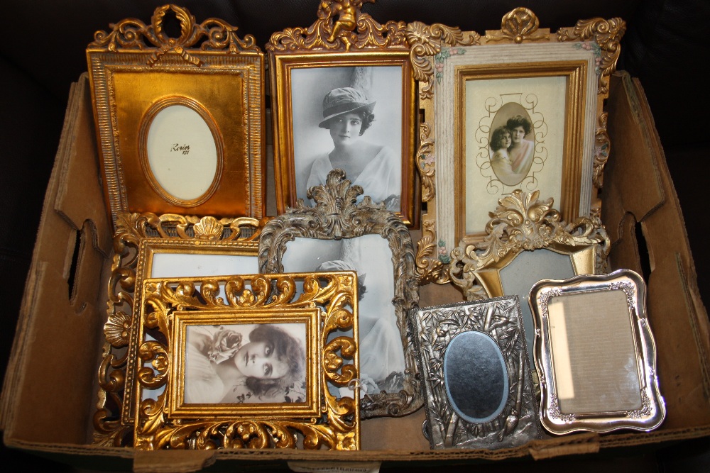 A TRAY OF MOSTLY MODERN SMALL DECORATIVE PICTURE FRAMES TO INCLUDE GILT FRAMED EXAMPLES