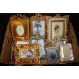 A TRAY OF MOSTLY MODERN SMALL DECORATIVE PICTURE FRAMES TO INCLUDE GILT FRAMED EXAMPLES