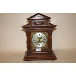 AN ANTIQUE CARVED OAK MANTEL CLOCK, H. 37.5 CM