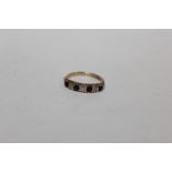 A HALLMARKED 9 CARAT GOLD SEVEN STONE DRESS RING, APPROX WEIGHT 2G, RING SIZE M