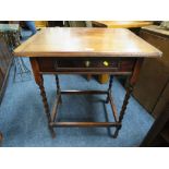 A 1`920/30'S OAK BARLEYTWIST OCCASIONAL TABLE WITH SINGLE DRAWER W-67 CM