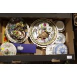 A TRAY OF ASSORTED CERAMICS TO INCLUDE A BOXED ROYAL CROWN DERBY CAKE SLICE, ROYAL ALBERT CABINET