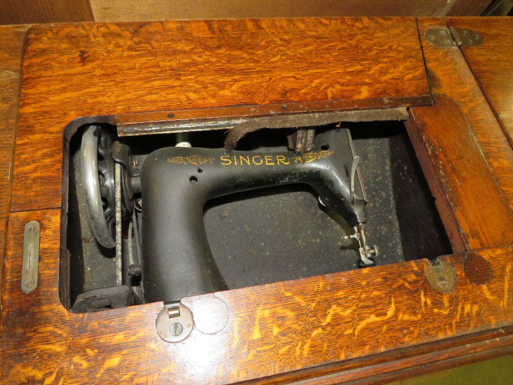 AN OAK AND CAST SINGER TREADLE SEWING MACHINE - Image 3 of 5