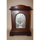 AN ANTIQUE INLAID MAHOGANY MANTEL CLOCK STRIKING ON BARS BY JUNGHANS, H. 43CM, W. 30.5 CM
