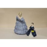 A ROYAL DOULTON FIGURINE / LIDDED JAR WITH 824 IMPRESSED TO BASE - SLIGHT DAMAGE, TOGETHER WITH A