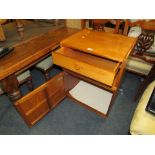 AN EDWARDIAN OAK EXTENDING DINING TABLE WITH ONE LEAF TOGETHER WITH FOUR CARVED OAK CHAIRS