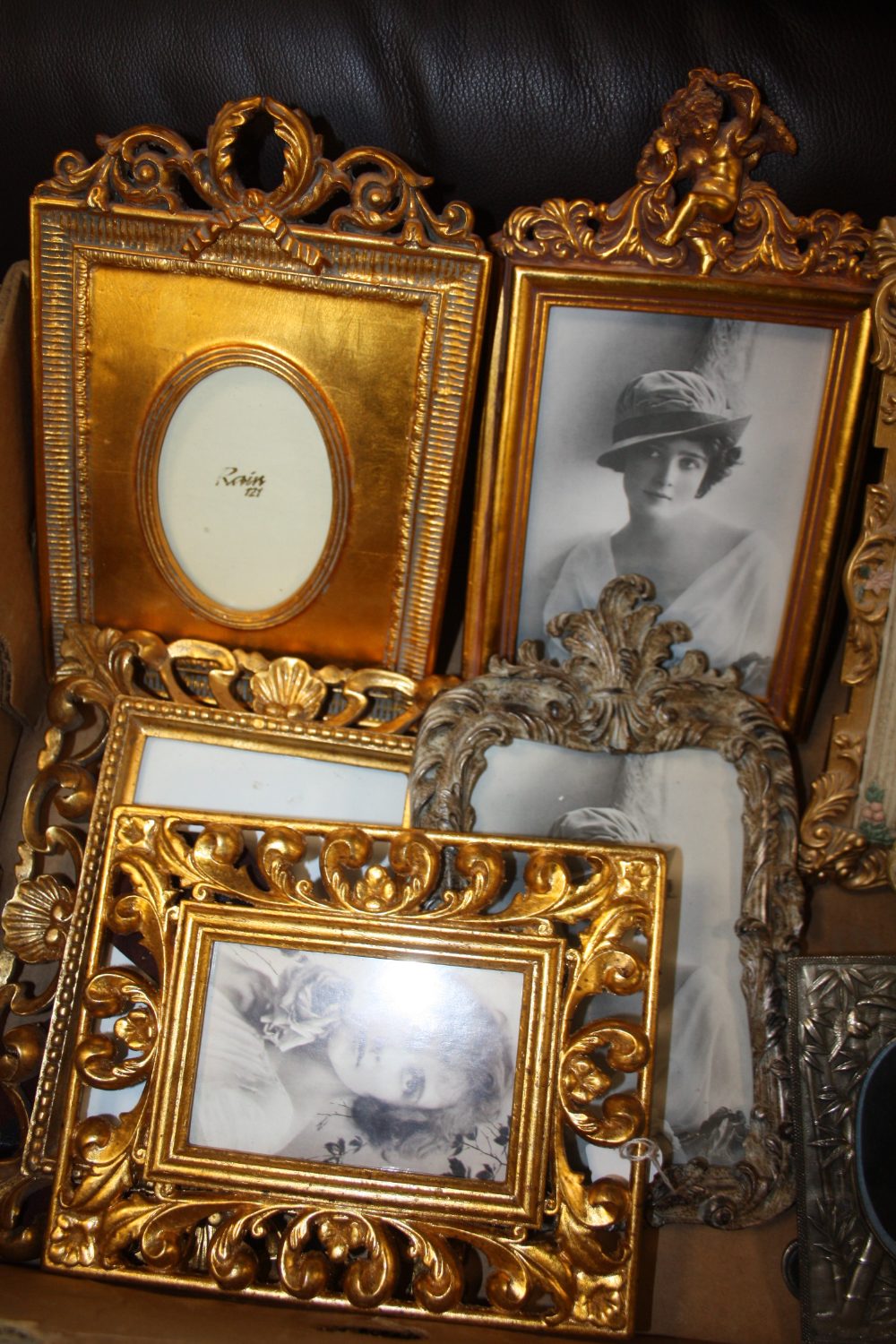 A TRAY OF MOSTLY MODERN SMALL DECORATIVE PICTURE FRAMES TO INCLUDE GILT FRAMED EXAMPLES - Image 3 of 3