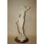 A MODERN RESIN NUDE FEMALE FIGURE ON WOODEN PLINTH BY PEGASUS OF PORTUGAL, H 48 CM