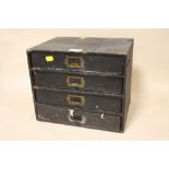 A VINTAGE FOUR DRAWER WATCH MAKERS CHEST AND CONTENTS TO INCLUDE WRIST AND POCKET WATCH PARTS, W 31,