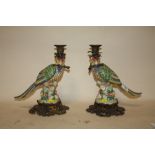 A PAIR OF DECORATIVE MODERN REPRODUCTION CERAMIC AND BRASS PARROT SHAPED CANDLESTICKS, H 29 CM