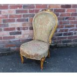 AN EDWARDIAN SATINWOOD AND INLAID UPHOLSTERED CHAIR, with carved rail, raised on shaped carved