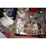 A TRAY OF ASSORTED FIGURES TO INCLUDE A PAIR OF MODERN RESIN JESTER FIGURES, ONYX ELEPHANT FIGURE,