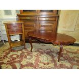 A SMALL CHERRYWOOD TWO DRAWER CABINET W-43 CM TOGETHER WITH A FRENCH STYLE COFFEE TABLE (2)