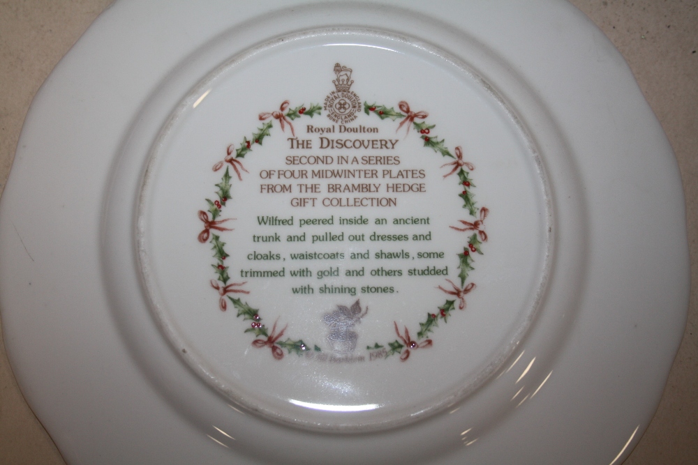 A COLLECTION OF ROYAL DOULTON BRAMBLEY HEDGE COLLECTION CERAMICS TO INCLUDE CABINET PLATES, TEA CUPS - Image 2 of 2