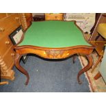 AN ANTIQUE MAHOGANY FOLD-OVER CARD TABLE RAISED ON CABRIOLE SUPPORTS H-74 W-89 CM