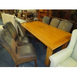 A LARGE MODERN OAK DINING TABLE WITH SIX FAUX LEATHER CHAIRS TABLE H-76 L-178 CM