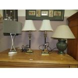 A PAIR OF CONTEMPORARY BLACK 7 GILT TABLE LAMPS - OVERALL H-55CM AND TWO MORE LAMPS (4)