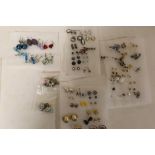 A QUANTITY OF ASSORTED EARRINGS TO INCLUDE SILVER EXAMPLES