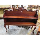 AN ANTIQUE MAHOGANY OPEN BOOKCASE RAISED ON CABRIOLE SUPPORTS H-109 W-139 CM