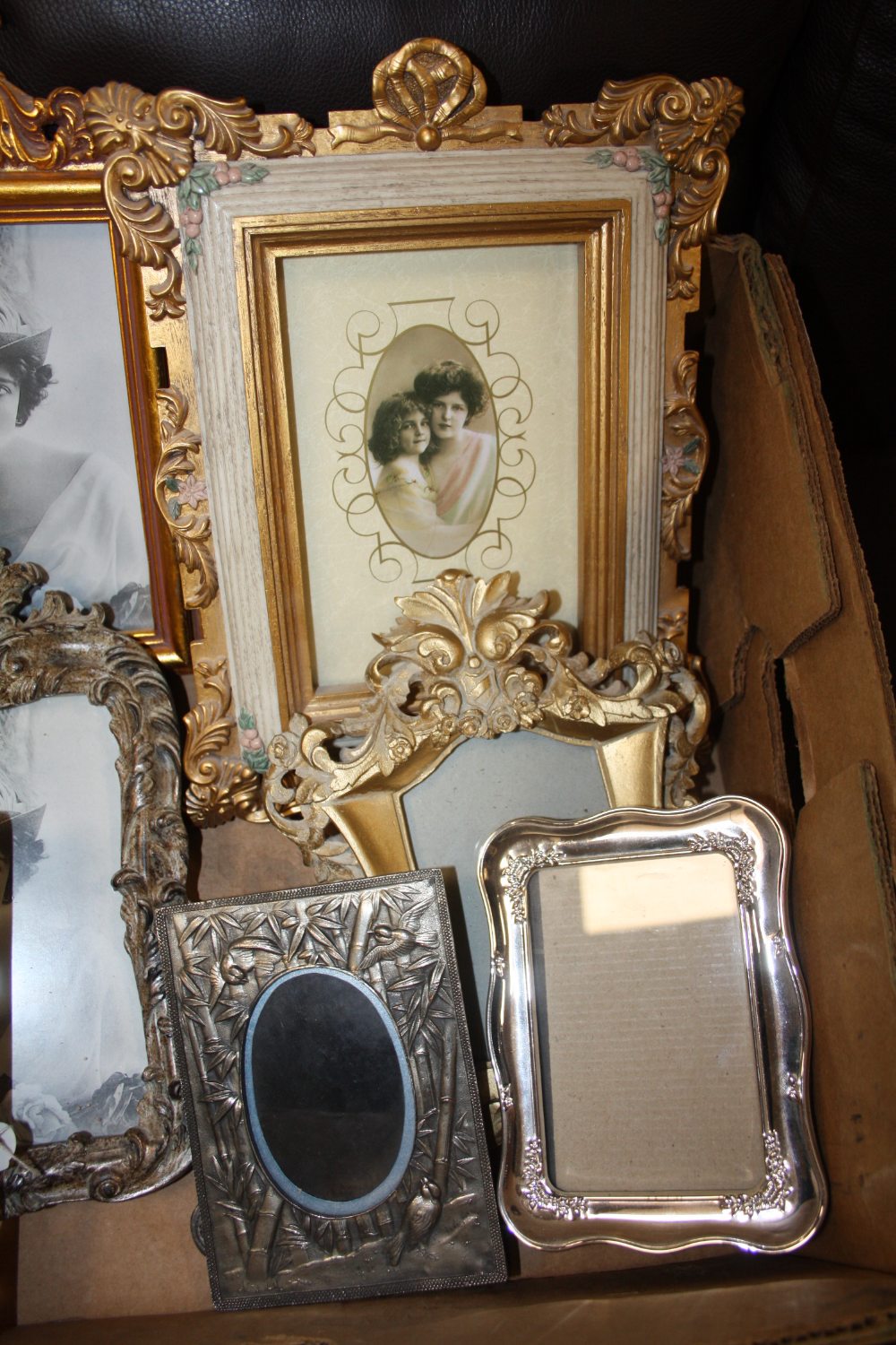 A TRAY OF MOSTLY MODERN SMALL DECORATIVE PICTURE FRAMES TO INCLUDE GILT FRAMED EXAMPLES - Image 2 of 3