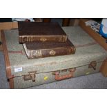 A LARGE QUANTITY OF VINTAGE AND MODERN BOOKS TO INCLUDE ANTIQUE REFERENCE GUIDES, THE CONCISE HOME