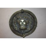 A LARGE BRASS LION'S HEAD DOOR KNOCKER, OVERALL WIDTH 21 CM