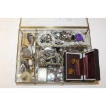 A BOX OF COSTUME JEWELLERY TO INCLUDE SILVER BRACELET CHARMS, SNUFF BOX ETC