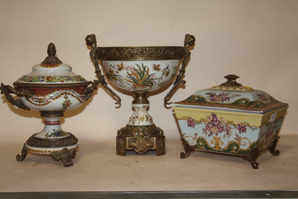 A MODERN REPRODUCTION BRASS AND CERAMIC TWIN HANDLED CENTRE PIECE TOGETHER WITH A SIMILAR LIDDED