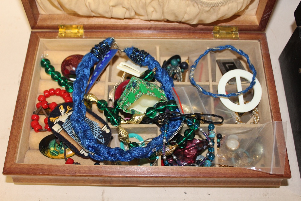 TWO JEWELLERY BOXES CONTAINING COSTUME JEWELLERY TO INCLUDE A DANISH PEWTER BANGLE, VINTAGE BROOCHES - Image 3 of 3