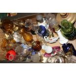 A COLLECTION OF VINTAGE OIL LAMPS AND FLUES TO INCLUDE COLOURED GLASS EXAMPLES
