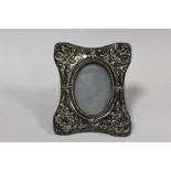 A HALLMARKED SILVER EASEL BACKED MINIATURE PICTURE FRAME OVERALL SIZE 9CM X 7.5CM