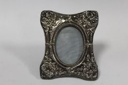 A HALLMARKED SILVER EASEL BACKED MINIATURE PICTURE FRAME OVERALL SIZE 9CM X 7.5CM