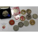 A COLLECTION OF MOSTLY COMMEMORATIVE COINS TO INCLUDE A CUNARD 150TH ANNIVERSARY COIN, £5 COIN ETC